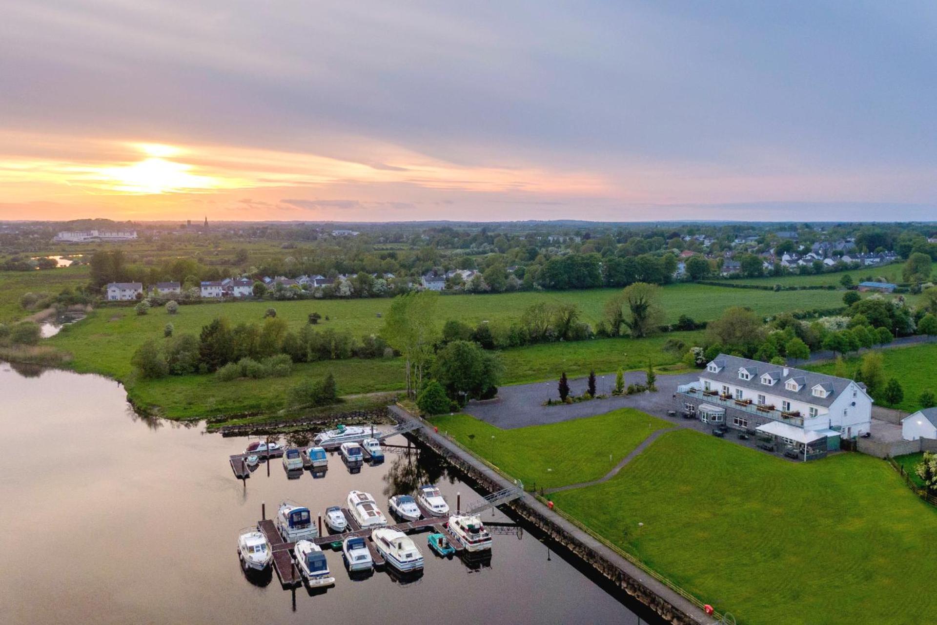 Moycarn Lodge & Marina Баллинасло Экстерьер фото